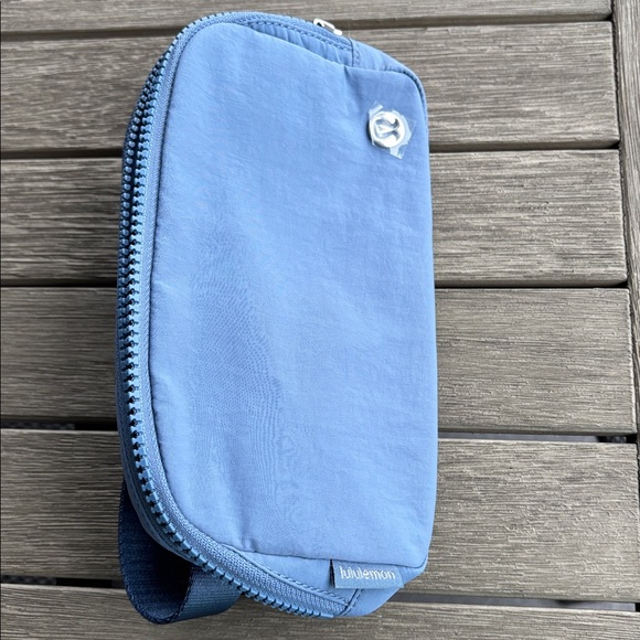 NWT Lululemon Everywhere Belt Bag 1L in Blue - Picture 2 of 7